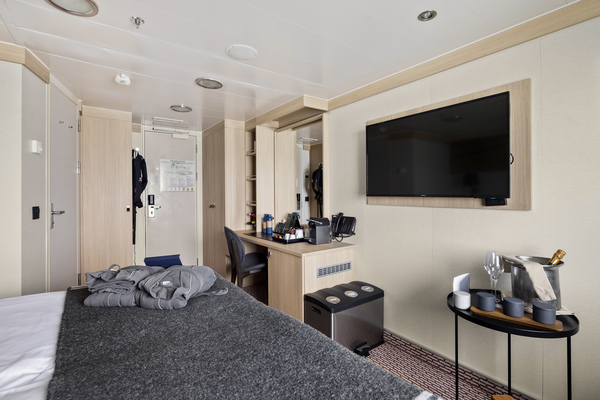 HX Hurtigruten Expeditions MS Fram Expedition Suite Mini Suite 3 ©Espen Mills.jpg